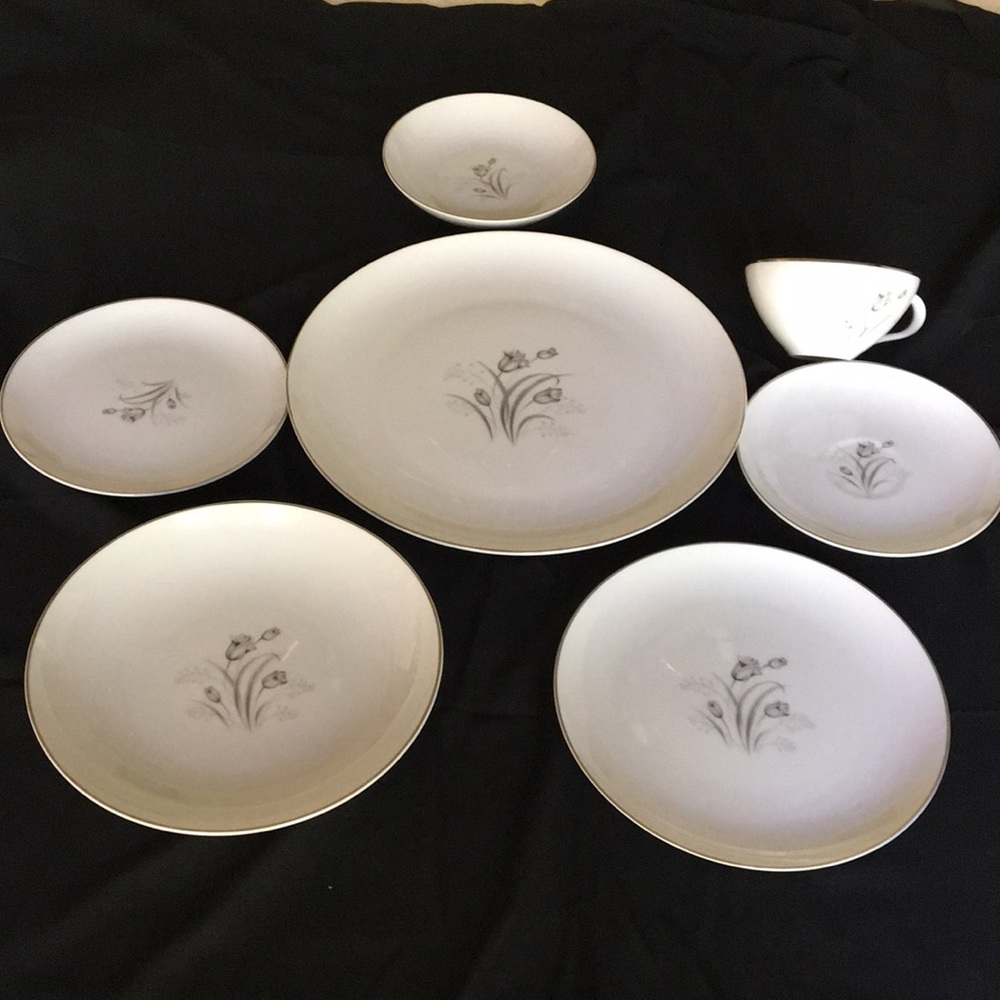 Royal Elegance Fine China 7 Piece Place Setting